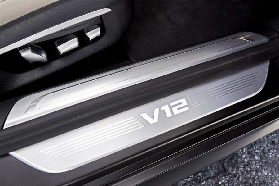 Логотип BMW M760i xDrive 2017 года  (NA) (фото 100 из 154)